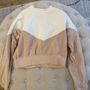 Sweatshirt  - Croppad sweatshirt från Nike, i stolek XS, använd en gång, utan skavanker. Vit/beige