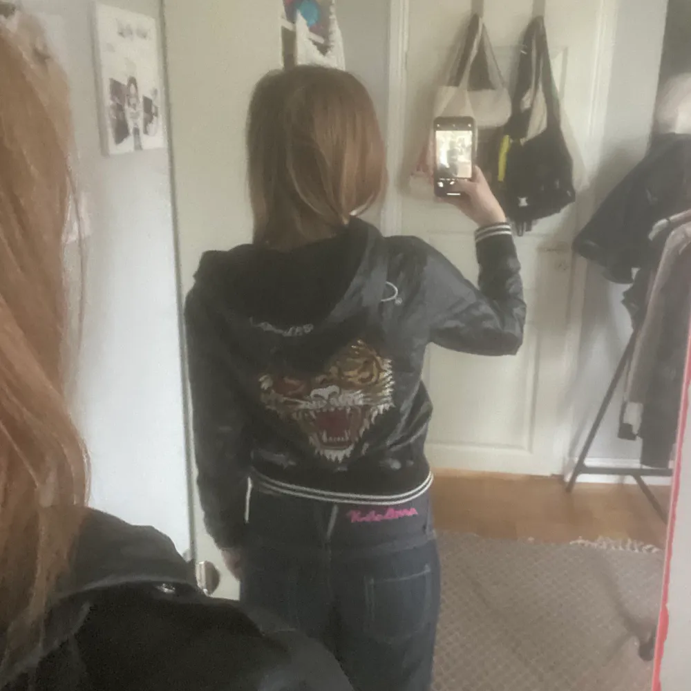 Säljer min svin coola ed hardy jacka då den är för liten för mig! Den är i nyskick och jag har bara testat den, alla stenar sitter kvar osv. Skriv för mer bilder💞 Pris kan diskuteras!!. Jackor.