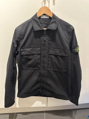 Stone Island jacka  - Stone Island overshirt i storlek S. I nyskick, använd 2-3 gånger. Säljs pga för liten storlek.  Köpt på Tres Bien för ca 3000kr.  