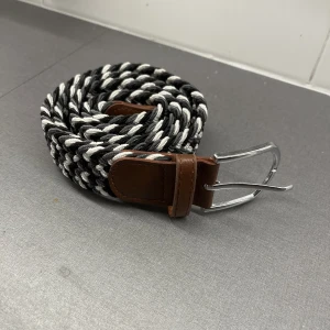 Flätat bälte aldrig använd perfekt till vintern fundera inte på och kontakta mig vid nån fundering  - Säljer ett oanvänt flätat bälte till ett riktigt bra pris kontakta mig vid frågor 