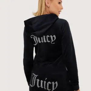 Säljer denna juicy tröja då den tyvärr inte kommer till användning. Den är i bra skick då jag endast använt den va 5 gånger. Köpt för 1299. Skriv för fler bilder. 