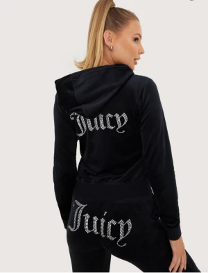 Juicy Tröja  - Säljer denna juicy tröja då den tyvärr inte kommer till användning. Den är i bra skick då jag endast använt den va 5 gånger. Köpt för 1299. Skriv för fler bilder. 