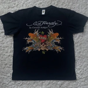 Ed hardy tröja - Ed hardy T-shirt. Storlek L, herrstorlek. Billigt pris pga liten defekt (se bild) inget som märks vid användning. Vill du köpa trycker du på ”köp nu” postar inom 24h
