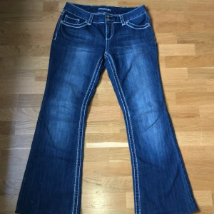 Lågmidjade jeans - Jätte snygga lågmidjade och utsvängda jeans, köpta i danmark men är inte min still längre. Det finns små hål i midjan där jag har haft ett snörre tidigare, bild 3. Längd: 102 cm, midja 40 cm, skriv till mig om ni undrar något eller vill ha bild på🫶🏻