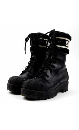 Dior boots - Säljer mina dior boots då dem inte kommer till användning. Köpta på Vestiaire för 12 000.