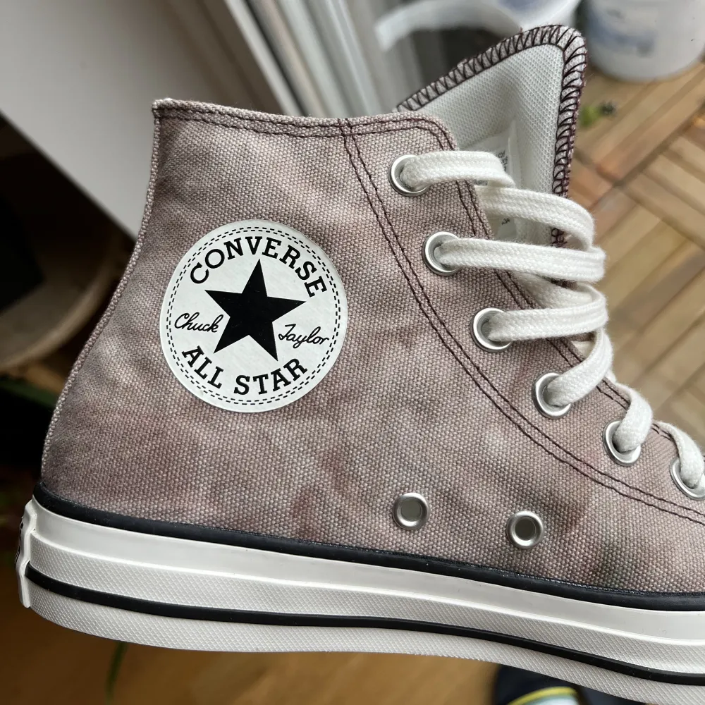 Converse skor, helt nya som tyvärr aldrig kommit till användning hos mig! :) Beige/brun färg. Skor.