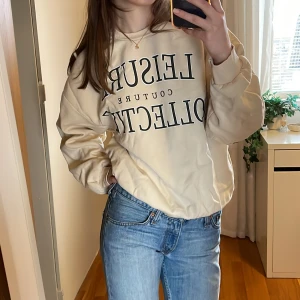 Crewneck - Sweatshirt i M från Gina Tricot i font skick💗 Allt ska bort så priser går att diskutera☺️