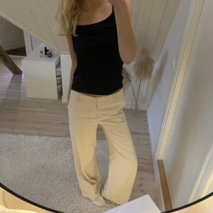 Linnebyxor - Snygga linnebyxor från ZARA med medelhög midja. Skit snygga detaljer 