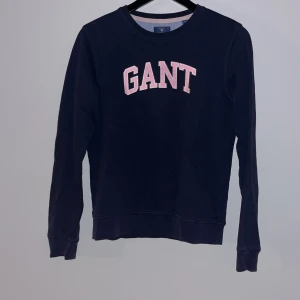 Marin blå gant sweatshirt  - Äkta i använt skick men super fin passar xs-liten s