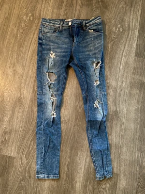 Jeans  - Jeans med sliten look. Besegla super skinny fit, storlek 36. Namnad på lappen i midjan.