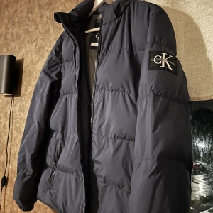 Dunjacka Calvin K - En jättefin marinblå Calvin K jacka i storlek Medium. 