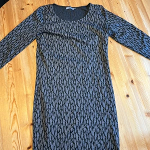 Klänning/ tunika  - Tunika /klänning  Någon noppa kan finnas under arm tillex, Ser annars fin ut och ser inget att anmärka på. Annars fin i färg och så.   Osäker exakt vad det är för material, kan ej läsa av lappen. 