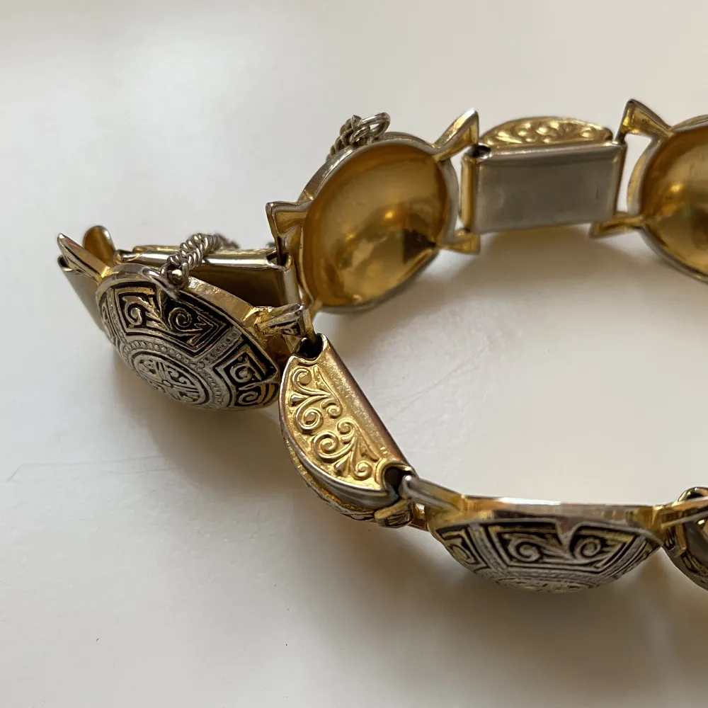 Vackert guldfärgat armband med intakt säkerhetskedja  Okänt material . Accessoarer.