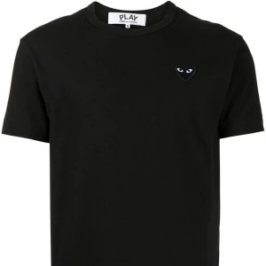 comme des garcons t shirt  - Säljer en svart t shirt från  comme des garcons. St S men passar nog xs med. En unisex tröja 