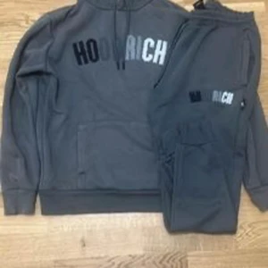 Hoodrich set - Säljs för den är stor på mig Storlek: Hoodien:M Byxorna:S
