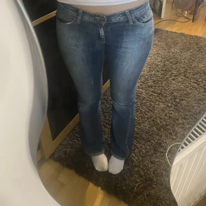 Lågmidjade jeans - Snygga långmidjade jeans med som är prefekt utsvängda! Dem är W29/L32 jag är en 36a och 163