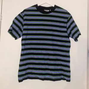 Randig T-shirt  - Storlek S. Säljs då den tyvärr inte kommer till användning längre. Bra skick. För fler bilder/info skriv i DM😇💓