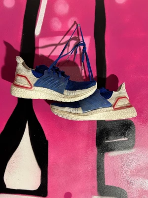 Adidas Ultra boost - Adidas ultra boost skor! Typ bara använda inomhus samt från och till idrottssal! Skick 8,5/10. Perfekta inomhus skor! Kom med bud!