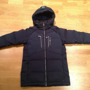 Dunjacka sailraicing junior  - Jätte fresh jacka men har råkat för ett litet under luvan. 