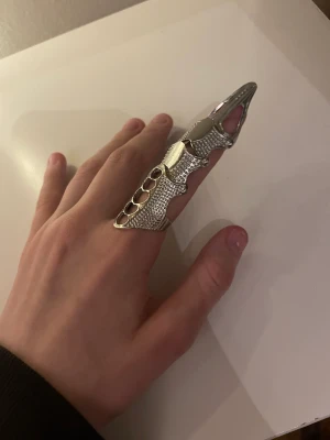 alternativ finger smycke - jag tycker detta är svin coolt men dock har jag svårt för ringar och smycken på mina händer överhuvudtaget så jag hoppas någon annan får användning för den 