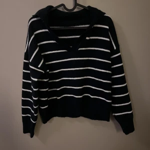 Stickad tröja - Mörk blå