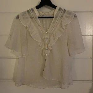 Zara blus  - Säljer denna söta blus från zara. Den är knappt använd och i fint skick!! 