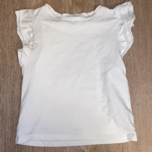 Tröja  - Säljer min fina tröja  💘 storlek S! Tröjan är i fint skick! 🫶🏼 jag säljer tröjan för 40kr ink frakt 💕 BETALA VIA SWISH‼️ TRYCK EJ PÅ KÖP NU‼️