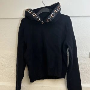 Hoodie stenar glitter Zara - Storlek S från Zara. Jättefin! Mörkblå.