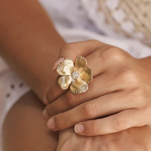 Blommring från Caroline Svedbom - Osäker på om jag ska sälja!!  Sötaste guldringen, min favorit 🌸🌷Slutsåld på hemsidan och nypris var runt 800kr🤍🤍Endast använd en gång!