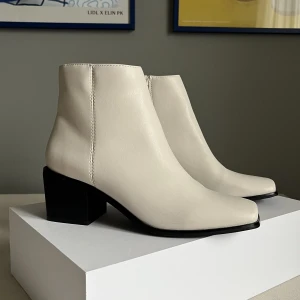 Vita boots med klack - Använda en gång, i gott skick.  Klackhöjd: 6 cm. Konstläder.