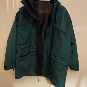 Vintage jacka  - Vintage Gore Tex jacka från Fjällräven.   Strl L/ XL.