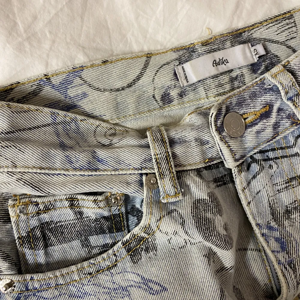 Så snygga jeans med coolt mönster från Adlika! Uppsydda så att de passar någon som är ca 160 och har XS. 🥰be om exakta mått om det önskas!. Jeans & Byxor.