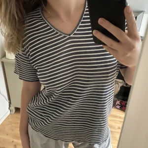 Randig tshirt  - Vintage randig t-shirt med mönster i tyget