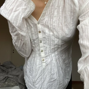 SÖT BLUS - Söt blus jag köpt secondhand; därav vet jag ej varifrån den ursprungligen är. Inga defekter! Den är toppen till ett par blå jeans eller kanske kostymbyxor. Kommer tyvärr ej till användning..