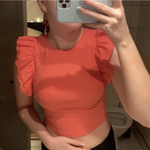 Bluse/tshirt med volangärm - Koral/ orange topp med volangärmar💕