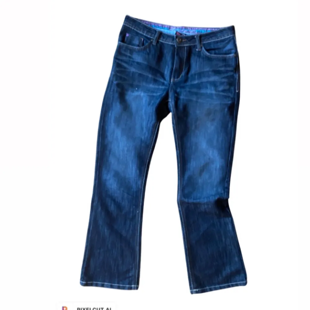 Jättefina bootcut/flare jeans med lite detaljer på fickorna. Bra kvalitet. . Jeans & Byxor.