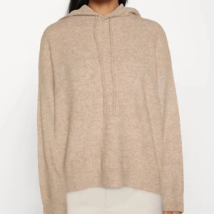 Stickad hoddie  - Säjer min stickade hoddie från Lindex, använd ca 2-3 gånger så jättebra skick! Nypris: 399kr! Kan mötas upp i Jönköping eller frakta, köparen står för frakten!💕