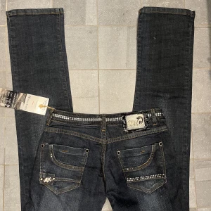 Lågmifjade jeans  - Lågmidjade helt nya jeans med coola detaljer midjemått 37, innerbenslängd 84❤️❤️