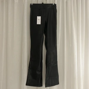 lågmidjade design by si skinnbyxor - säljer lågmidjade bootcut skinnbyxor från design by si. prislapp sitter kvar och byxorna är helt oanvända. säljer pga för korta. 