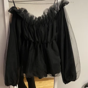 Off sholder top - Off sholder topp, köpt från Gina för 399kr. Slutsåld på deras hemsida!! Perfekt för nyår eller fest 