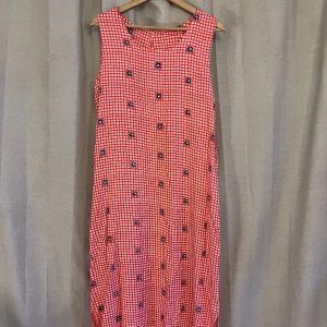 90-talsklänning - Långklänning med blommigt mönster. Tunnt skönt tyg och slits i sidorna. Finns ett band så man kan knyta i midjan vilket jag gjort på bild 2 men är alltså snarare en loose modell. 