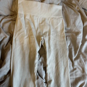 Träning tights  - Ribbade träningstights  Liten i storleken 