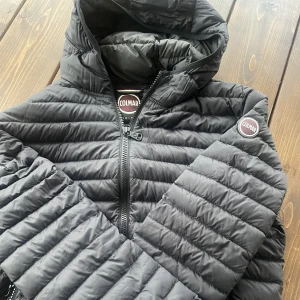 Colmar Jacka - Säljer min Colmar jacka då den inte kommer till användning. Köpte den på Care of carl. knappt använd, skriv för mer bilder! Nypris: 2500kr Pris kan diskuteras.