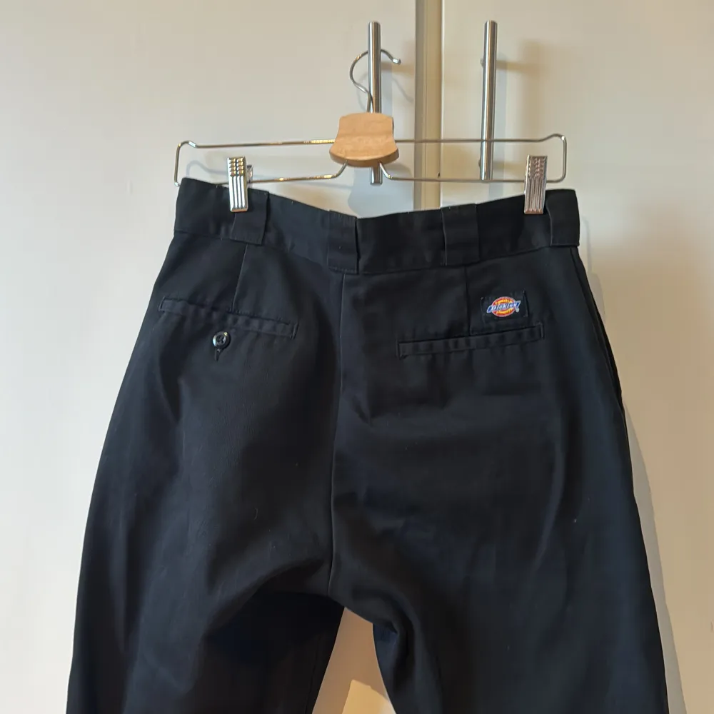 Ett par vanliga svarta dickies byoxor som blivit för korta för mig så jag säljer dom. Hör av dig vid frågor 😀. Jeans & Byxor.