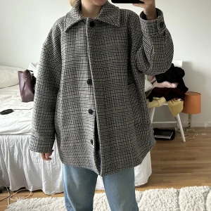 Rutig kappa - Rutig kappa köpt på weekday men som påminner mycket om ARKETS liknande kappa.  Oversize i modellen. Sparsamt använd och pris går att disskutera 💝🪩✌️