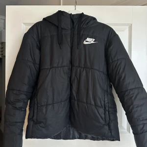 Nike Jacka - Tecken på användning finns men endå i bra skick!🤍❣️