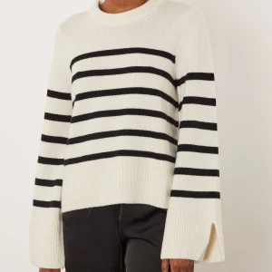 Stickad tröja  - Säljer den här jätte snygga  stickade tröjan som passar till allt. Säljer den pga den är för stor, har använt den 1 gång den är helt ren och inga problem. 