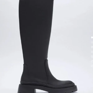 Stövel/boots från Zara - Stövel/boots från Zara. Köpa på plick men förstora för mig. Enligt tidigare ägare använda 1-2 gånger och av mig använda också 1-2 gånger. super bra skick. Storlek 37 men passar även 38 tror jag. 