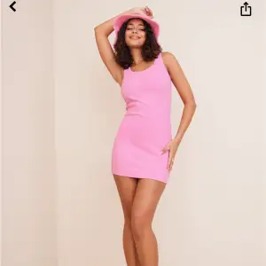 Säljer en rosa klänning köpt från nelly men märker only, storlek M, aldrig använd.