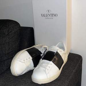 Valentino garavani skor som är 1.1 kopior men känns exakt som riktiga, storlek 43, använda en gång ute men syns knappt, säljs då dom var för små för mig. boxen, dustbag osv följer med. Kan gå ner i pris vid snabb affär.